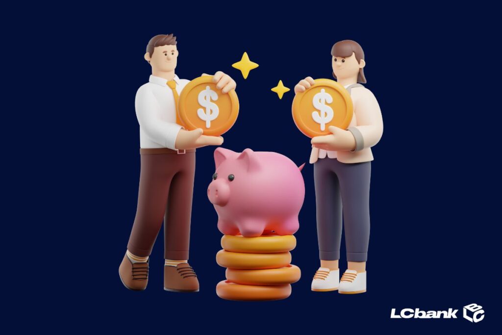 Ilustração 3D de duas pessoas segurando moedas grandes com símbolo de cifrão, ao lado de um cofrinho rosa sobre moedas empilhadas; identidade visual do LCbank ao fundo.