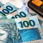 Notas de 100 reais com calculadora. Precatórios e RPV: atenção aos beneficiários.