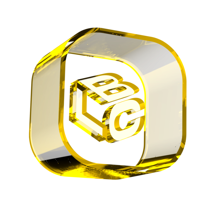 Cubo de acrílico dourado com letras B, L, C no centro.